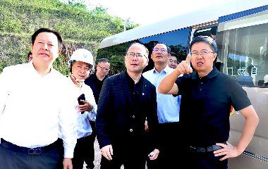 宜賓市南溪區(qū)委書記、南溪經(jīng)開(kāi)區(qū)黨工委書記劉剛率隊(duì)調(diào)研遠(yuǎn)東宜賓智能產(chǎn)業(yè)園