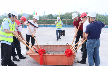 喜封金頂！宜賓遠(yuǎn)東電纜二期交聯(lián)機(jī)主機(jī)樓圓滿封頂，產(chǎn)能升級(jí)再啟新程。